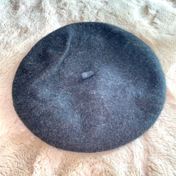 Fashion Nova David &Young Women’s Black Felt Beret - Picture 2 of 6